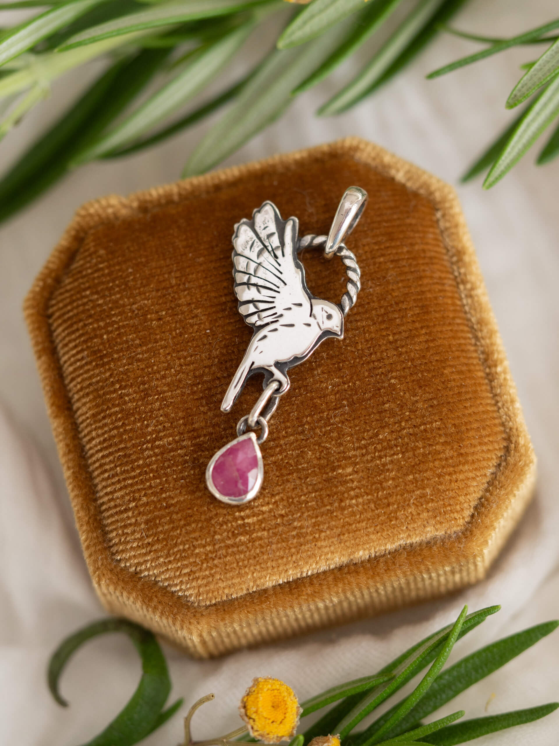 KRUPKOWSKA.COM Sikorka z rubinem <strong>wisiorek</strong> 3 Sikorka z rubinem - delikatny wisiorek ze srebra z różowym kamieniem