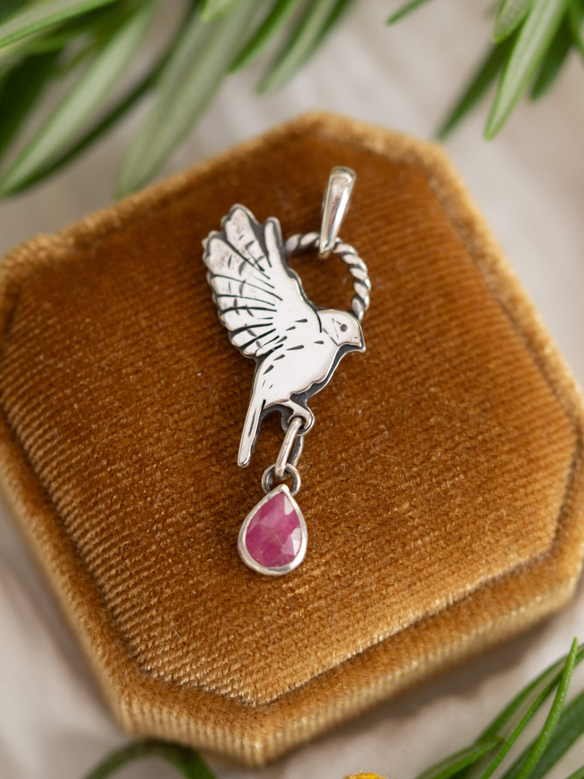 KRUPKOWSKA.COM Sikorka z rubinem <strong>wisiorek</strong> 4 Sikorka z rubinem - delikatny wisiorek ze srebra z różowym kamieniem