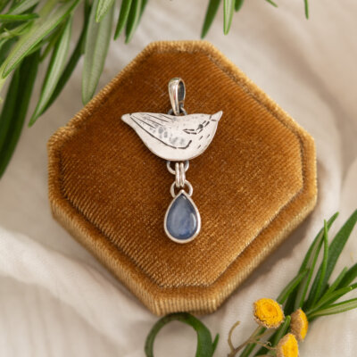 Kowalik z kianitem - minimalistyczny wisiorek ze srebra z ptaszkiem