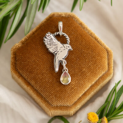 Sikorka z turmalinem - delikatny wisiorek ze srebra