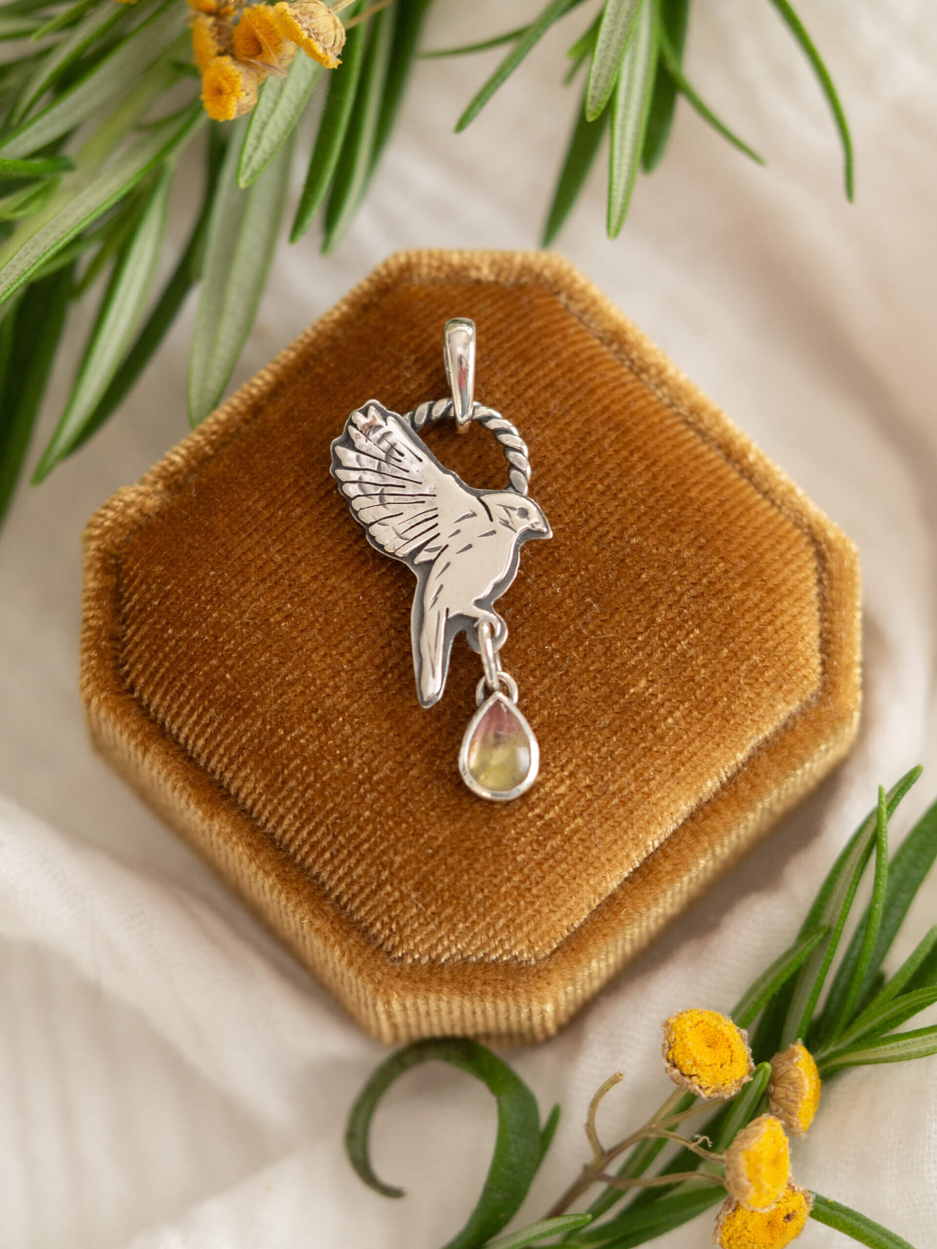 KRUPKOWSKA.COM Sikorka z turmalinem <strong>wisiorek</strong> 1 Sikorka z turmalinem - delikatny wisiorek ze srebra