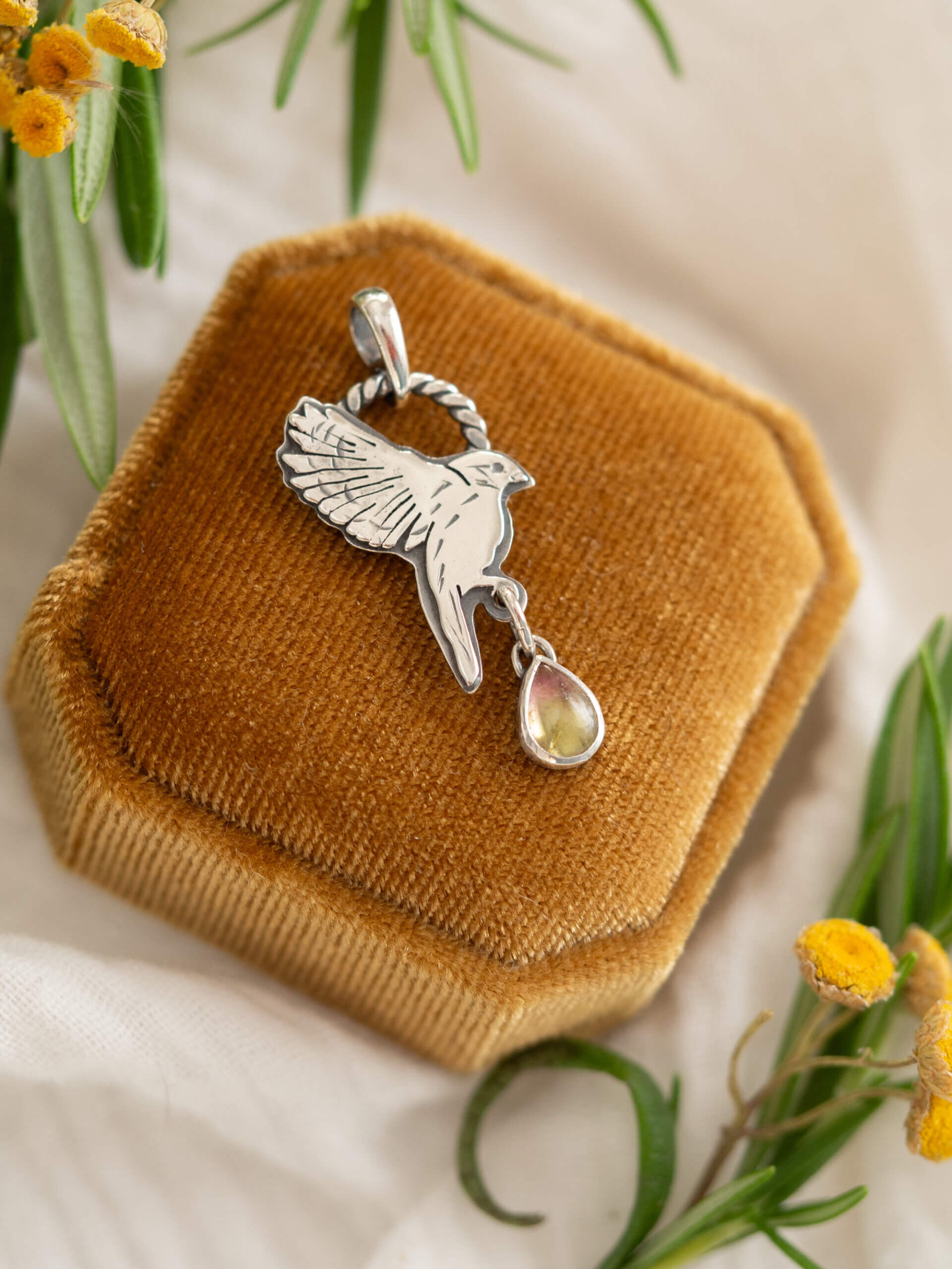 KRUPKOWSKA.COM Sikorka z turmalinem <strong>wisiorek</strong> 2 Sikorka z turmalinem - delikatny wisiorek ze srebra