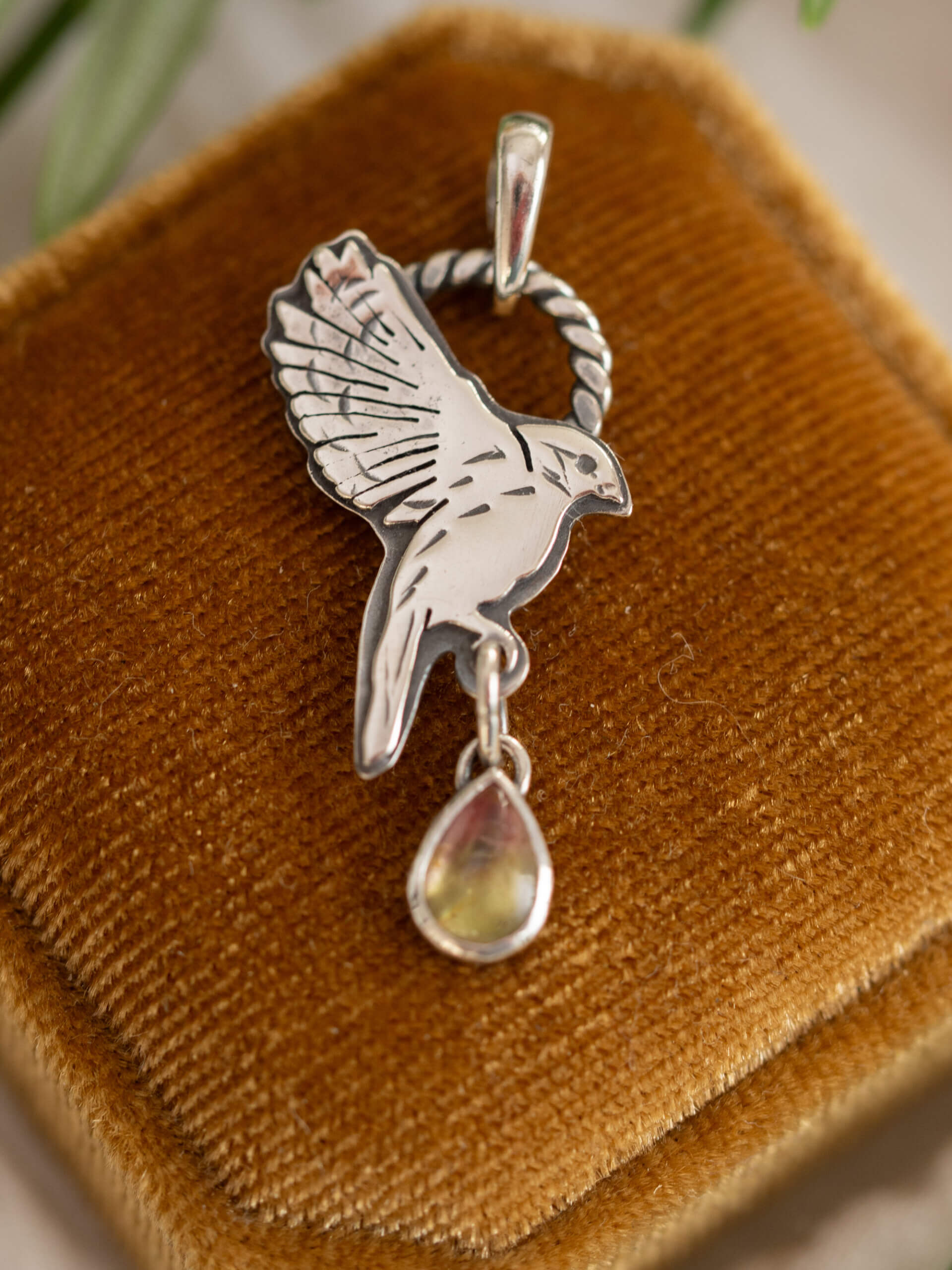 KRUPKOWSKA.COM Sikorka z turmalinem <strong>wisiorek</strong> 4 Sikorka z turmalinem - delikatny wisiorek ze srebra