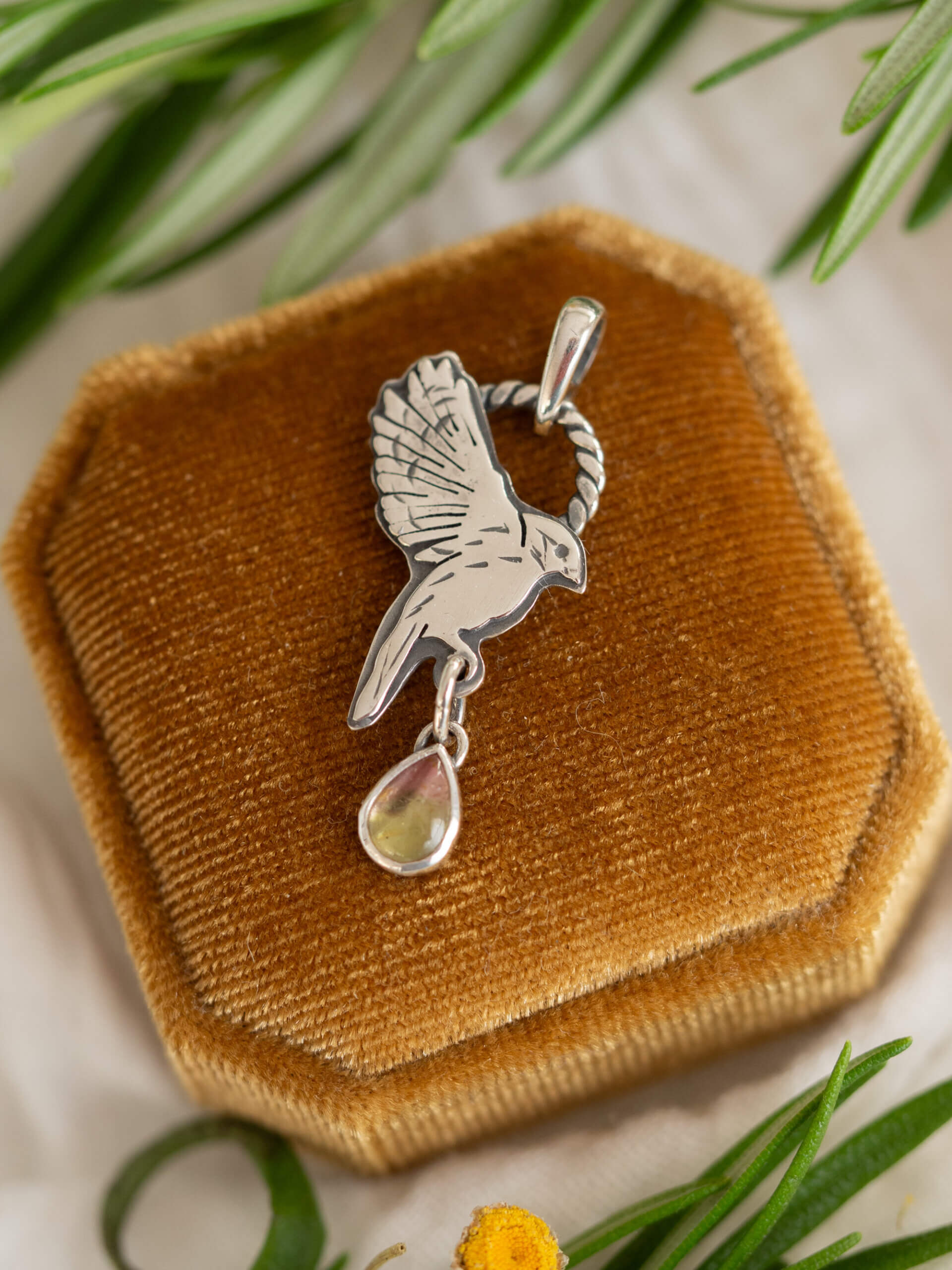 KRUPKOWSKA.COM Sikorka z turmalinem <strong>wisiorek</strong> 3 Sikorka z turmalinem - delikatny wisiorek ze srebra