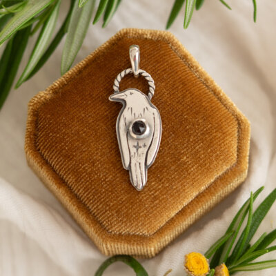 Kruk ze spinelem - srebrny wisiorek z czarnym kamieniem