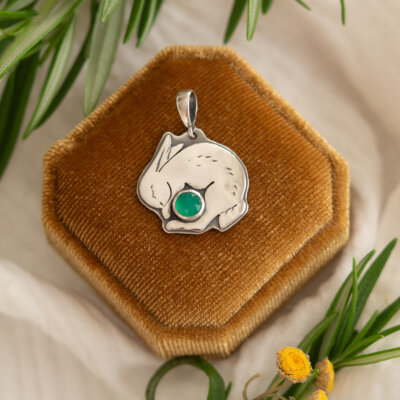 Serce lasu - srebrny naszyjnik ze śpiącym królikiem i zielonym agatem