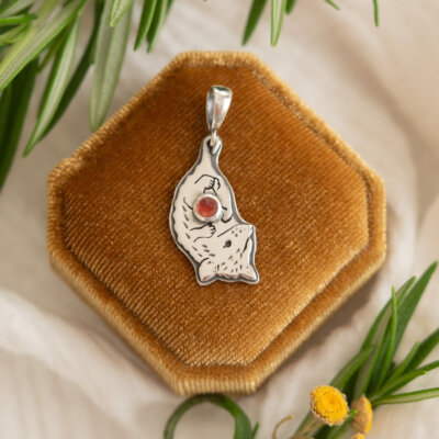 Opos - oryginalny wisiorek ze srebra z oposem i granatem