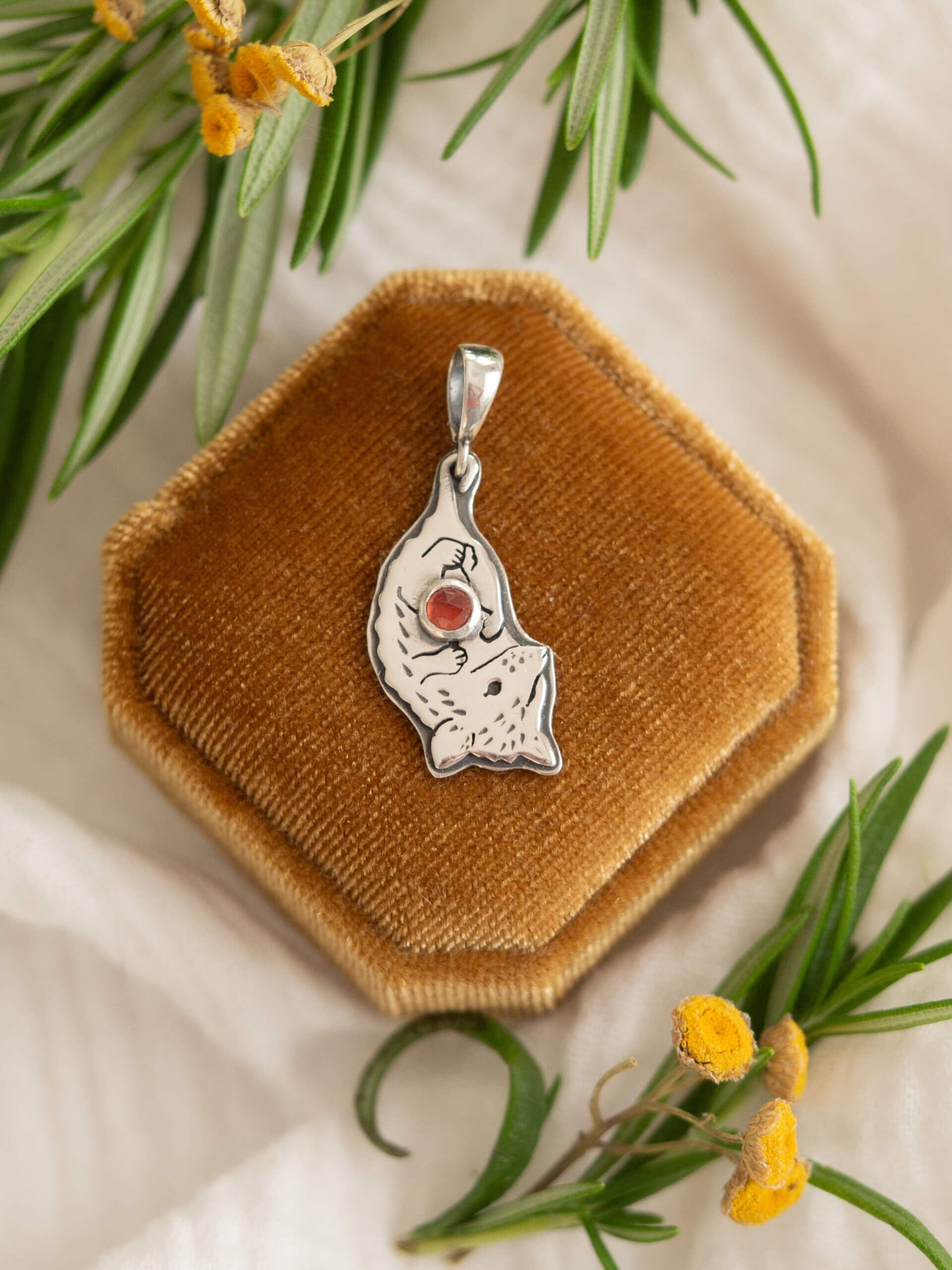 KRUPKOWSKA.COM Opos <strong>wisiorek</strong> 1 Opos - oryginalny wisiorek ze srebra z oposem i granatem