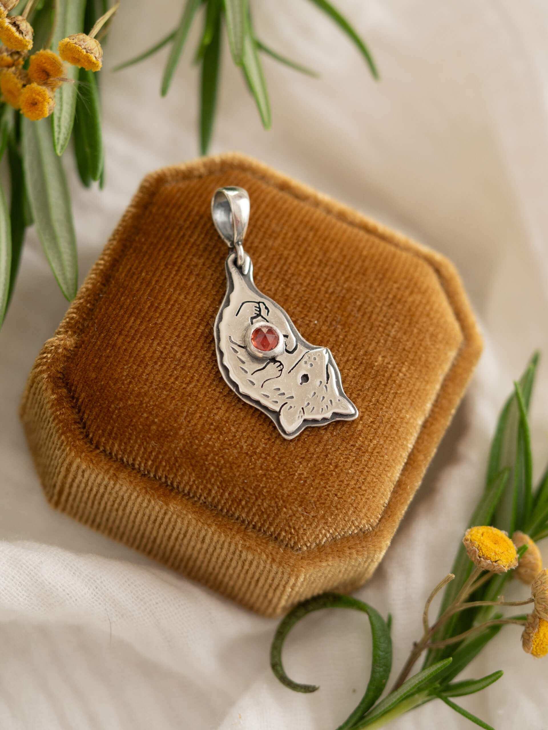 KRUPKOWSKA.COM Opos <strong>wisiorek</strong> 2 Opos - oryginalny wisiorek ze srebra z oposem i granatem