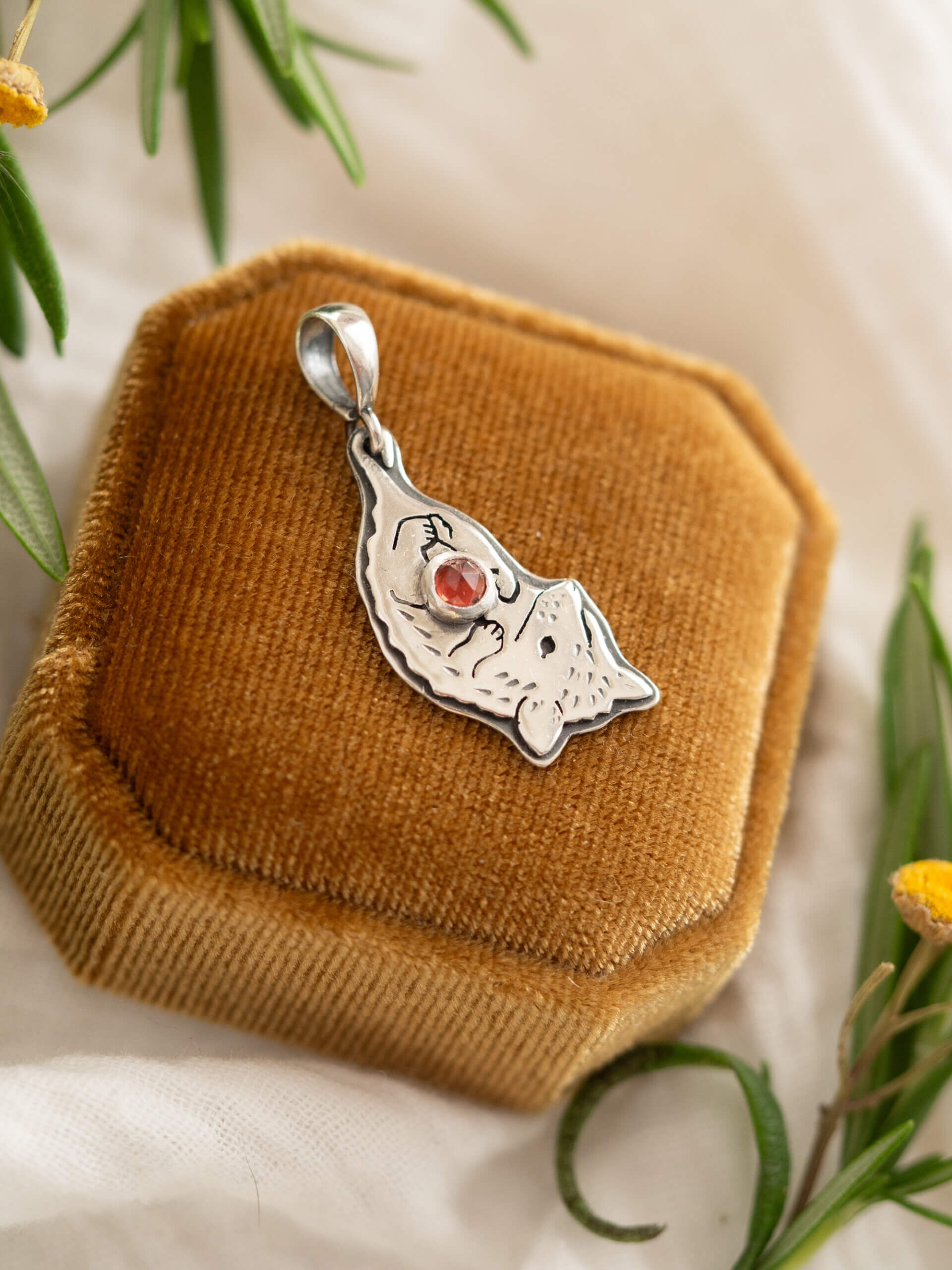 KRUPKOWSKA.COM Opos <strong>wisiorek</strong> 3 Opos - oryginalny wisiorek ze srebra z oposem i granatem