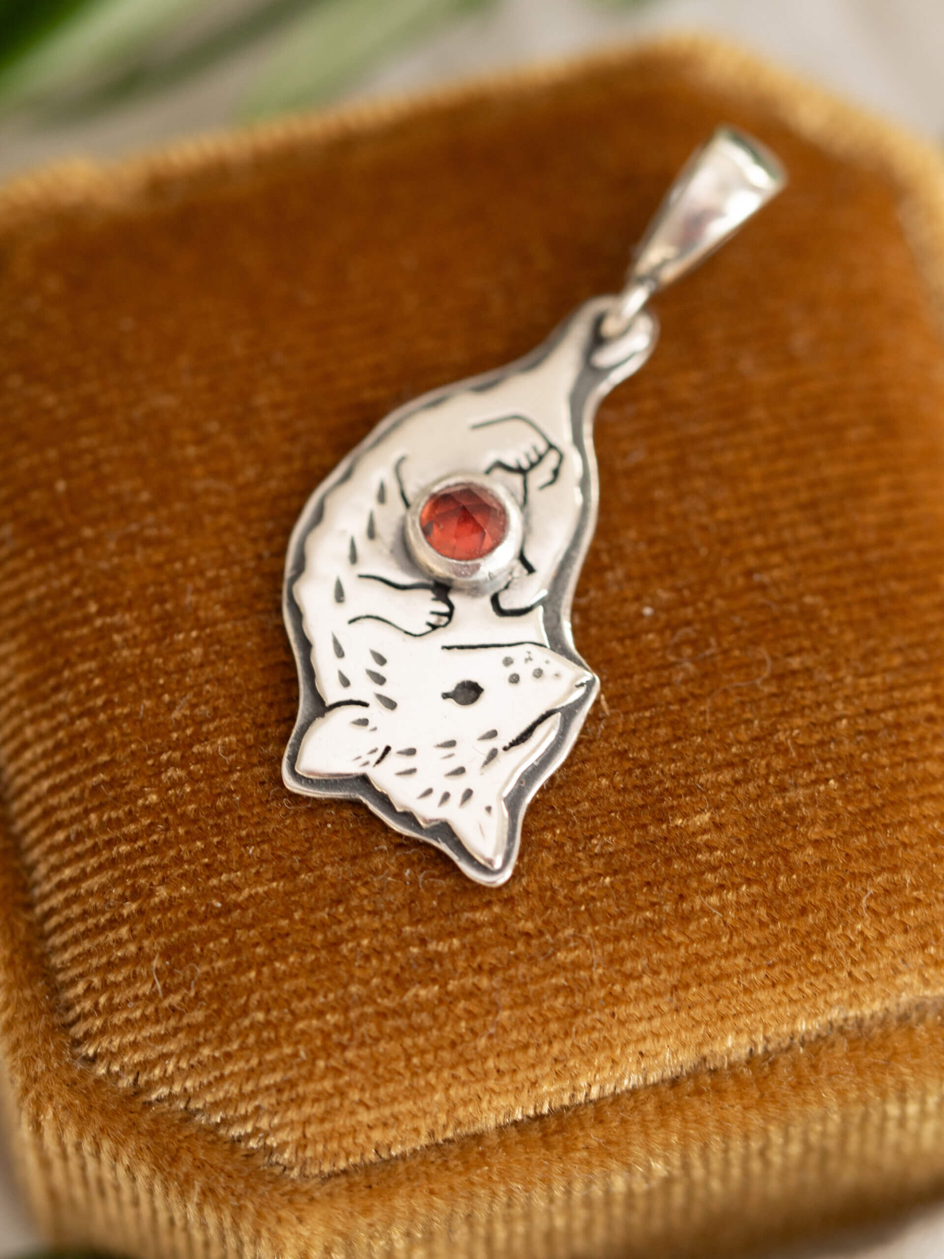 KRUPKOWSKA.COM Opos <strong>wisiorek</strong> 4 Opos - oryginalny wisiorek ze srebra z oposem i granatem