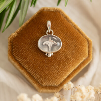 Kryształowa ćma - srebrny wisiorek z kryształem górskim