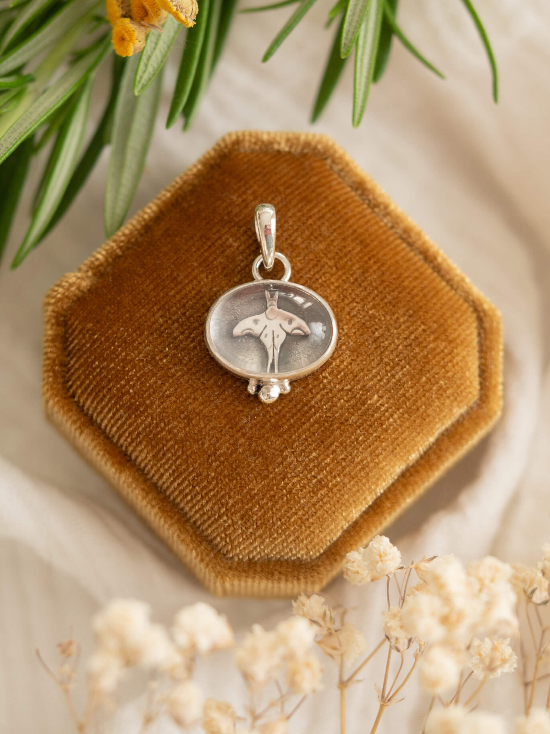 KRUPKOWSKA.COM Kryształowa ćma <strong>wisiorek</strong> 1 Kryształowa ćma - srebrny wisiorek z kryształem górskim