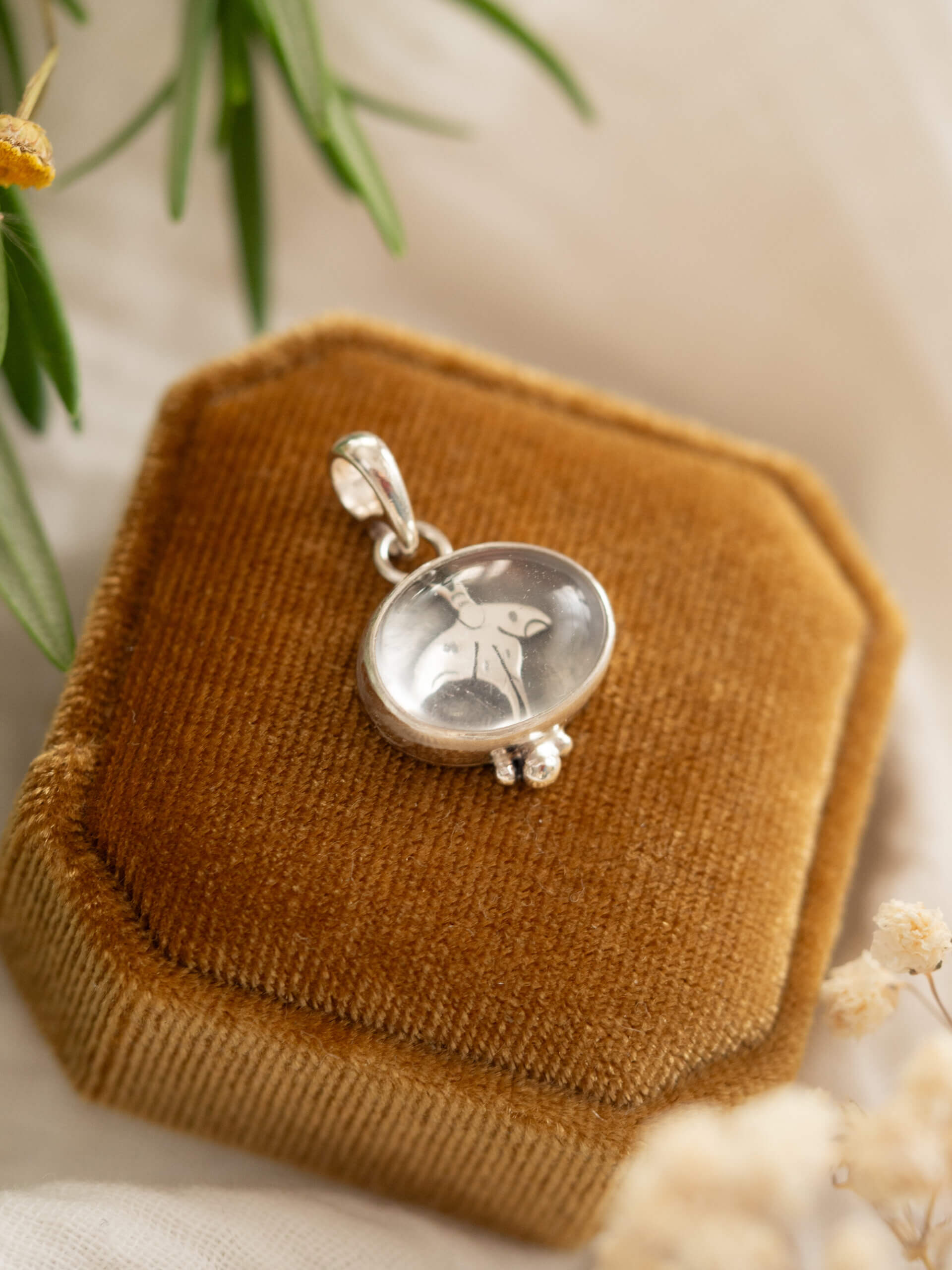 KRUPKOWSKA.COM Kryształowa ćma <strong>wisiorek</strong> 2 Kryształowa ćma - srebrny wisiorek z kryształem górskim