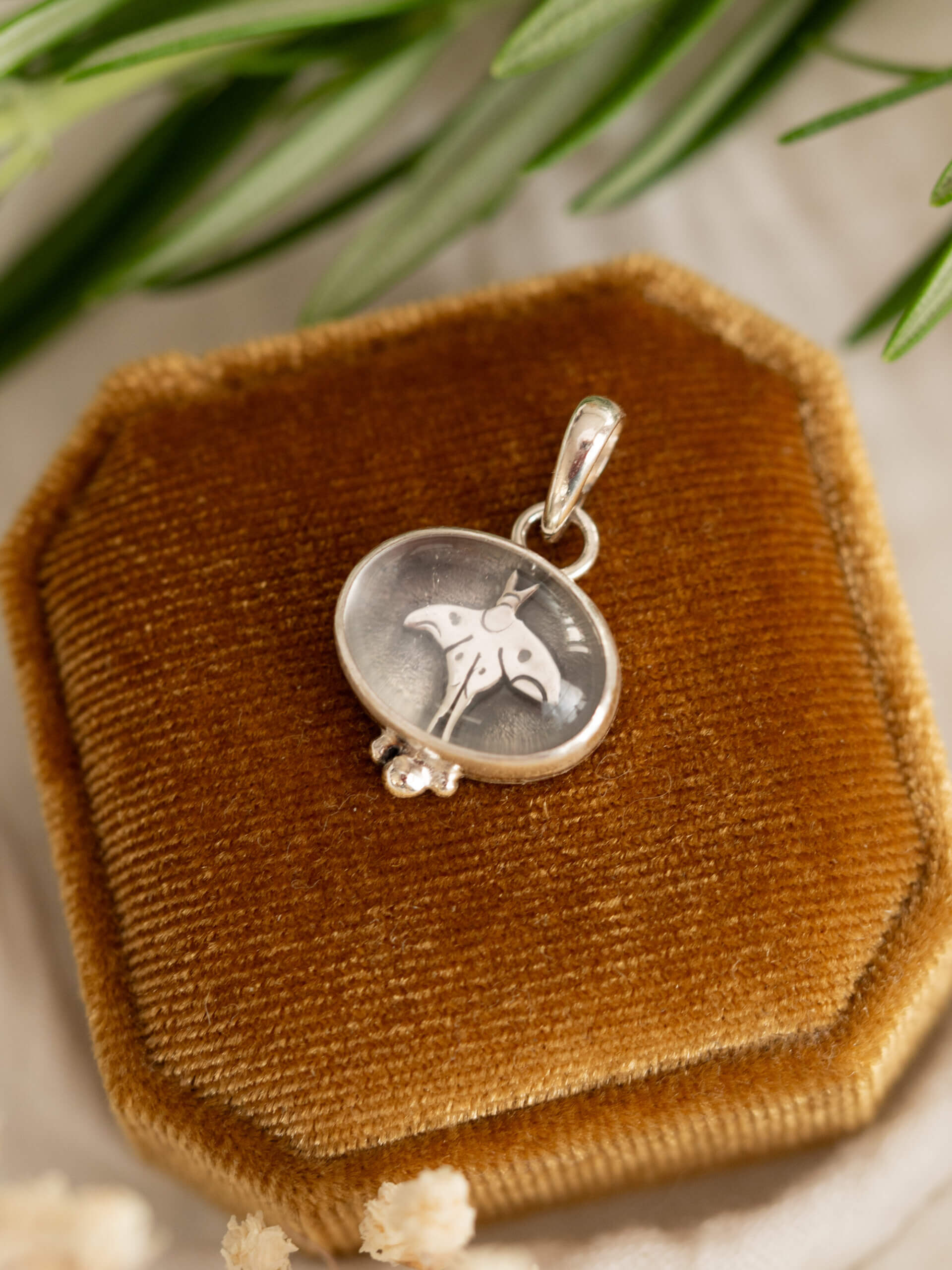 KRUPKOWSKA.COM Kryształowa ćma <strong>wisiorek</strong> 3 Kryształowa ćma - srebrny wisiorek z kryształem górskim