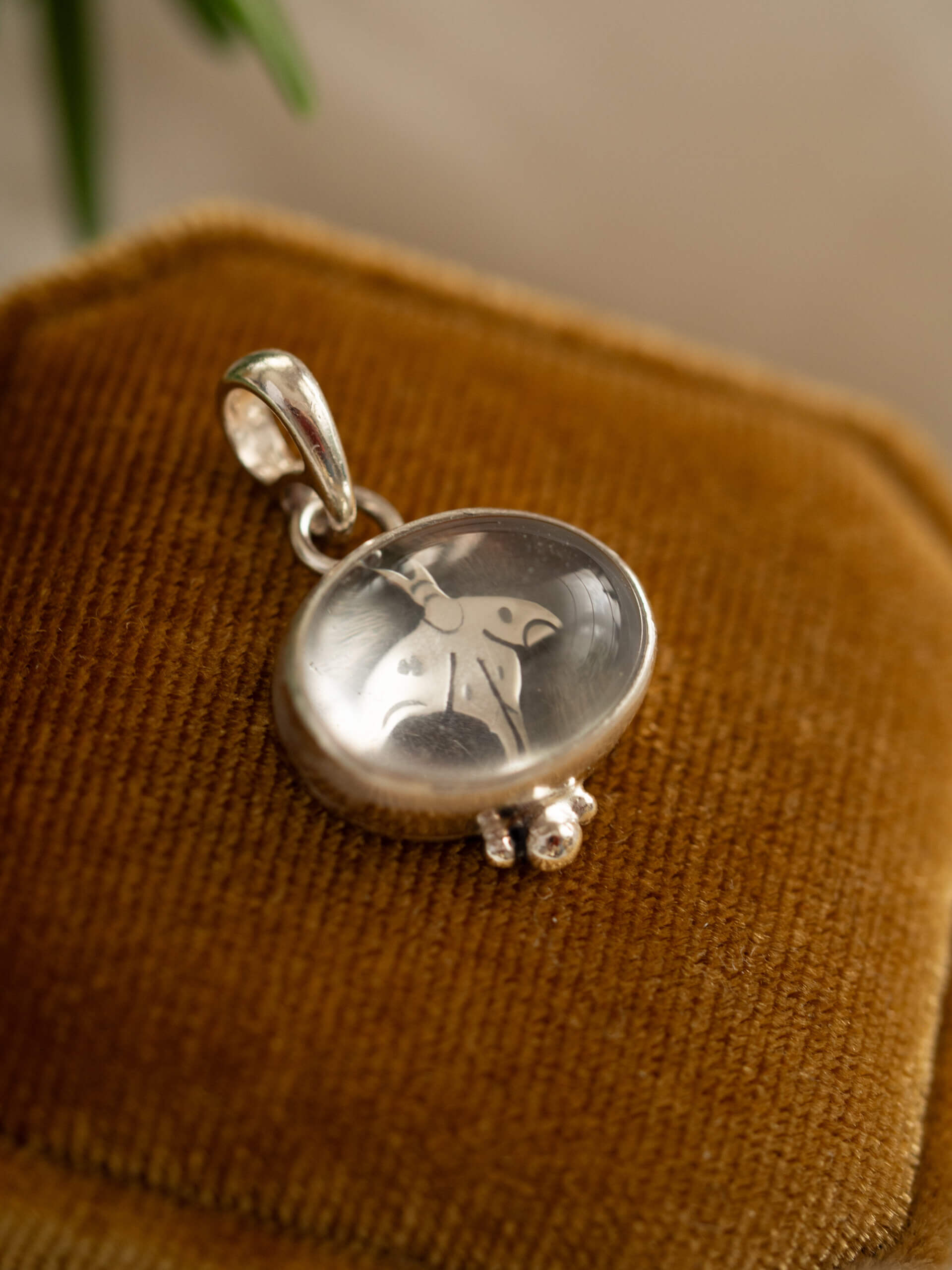 KRUPKOWSKA.COM Kryształowa ćma <strong>wisiorek</strong> 5 Kryształowa ćma - srebrny wisiorek z kryształem górskim