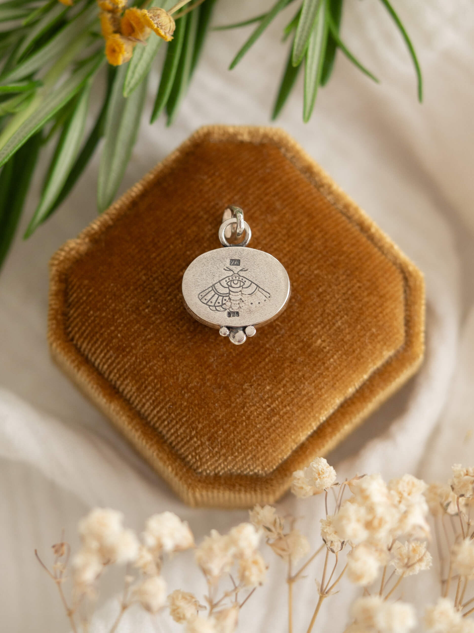 KRUPKOWSKA.COM Kryształowa ćma <strong>wisiorek</strong> 4 Kryształowa ćma - srebrny wisiorek z kryształem górskim