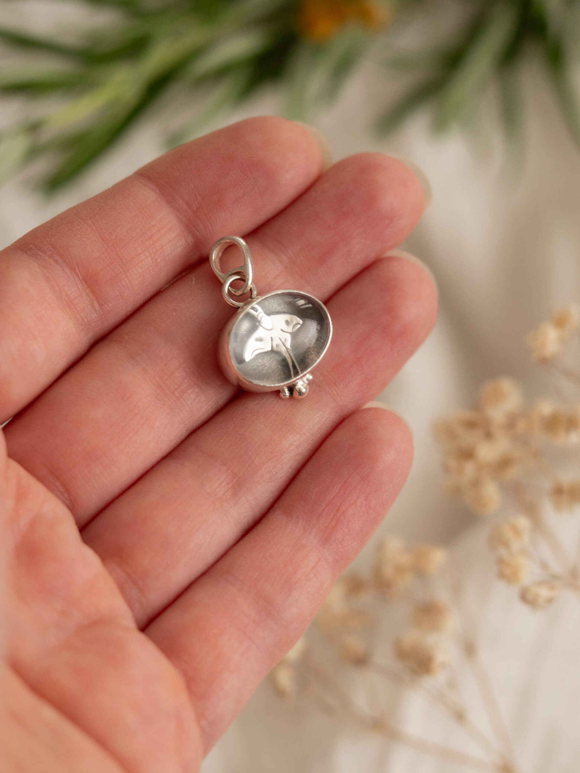 KRUPKOWSKA.COM Kryształowa ćma <strong>wisiorek</strong> 7 Kryształowa ćma - srebrny wisiorek z kryształem górskim