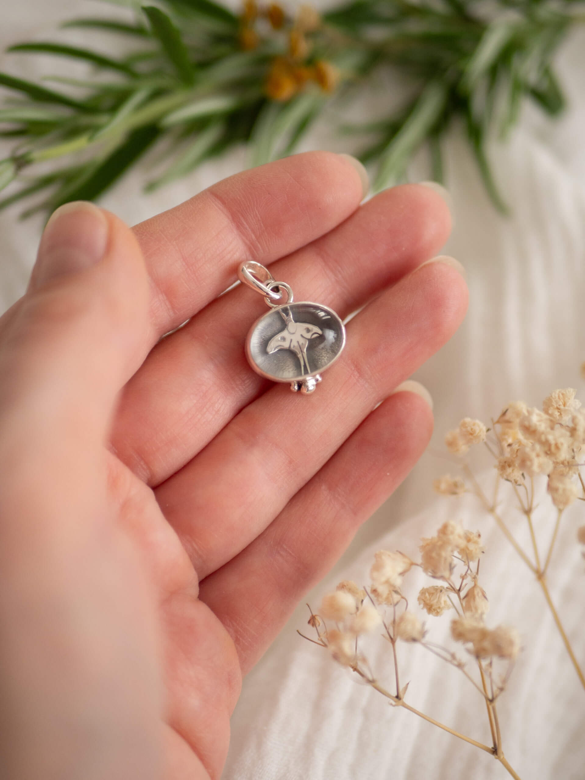 KRUPKOWSKA.COM Kryształowa ćma <strong>wisiorek</strong> 6 Kryształowa ćma - srebrny wisiorek z kryształem górskim