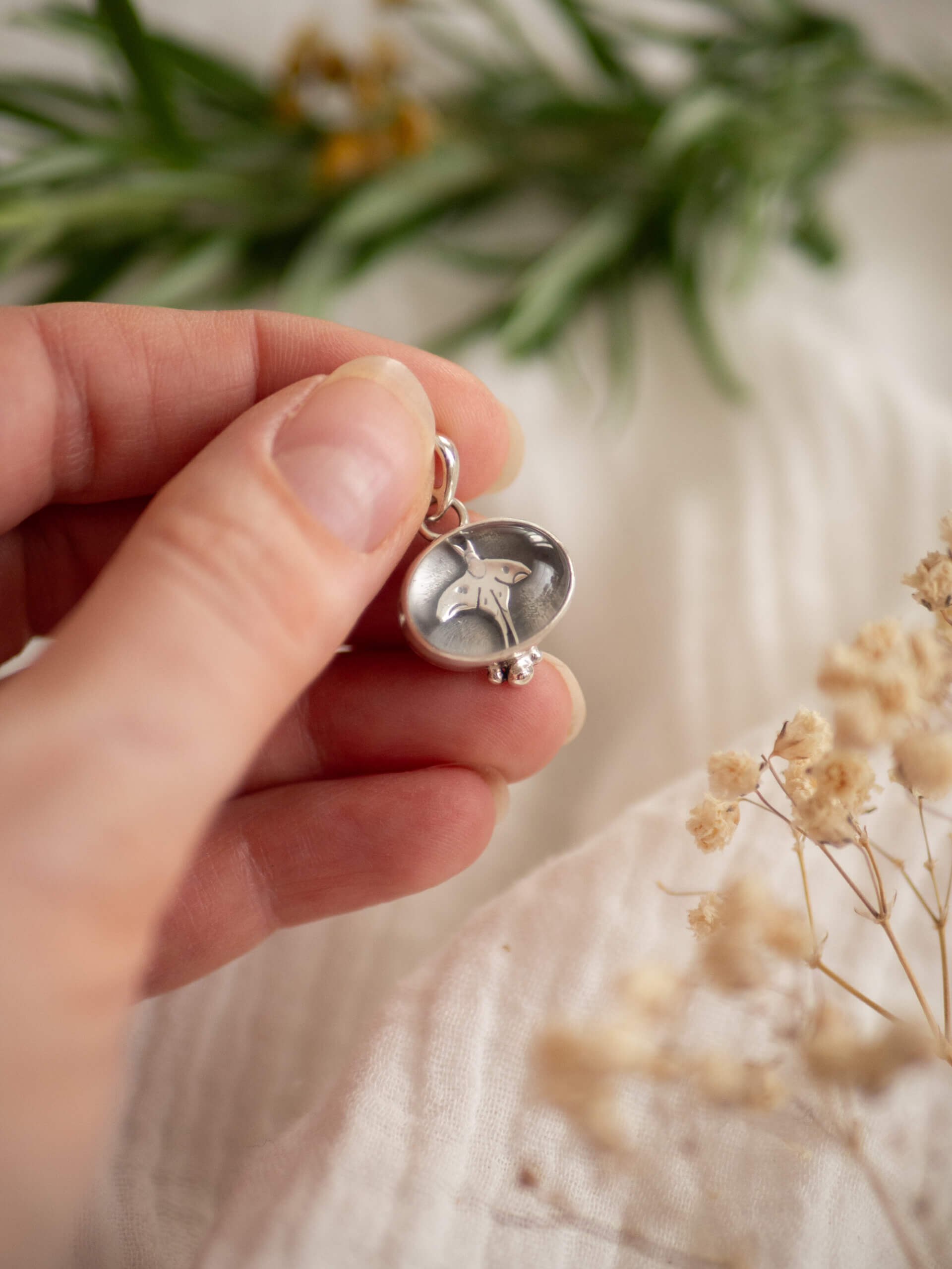 KRUPKOWSKA.COM Kryształowa ćma <strong>wisiorek</strong> 9 Kryształowa ćma - srebrny wisiorek z kryształem górskim