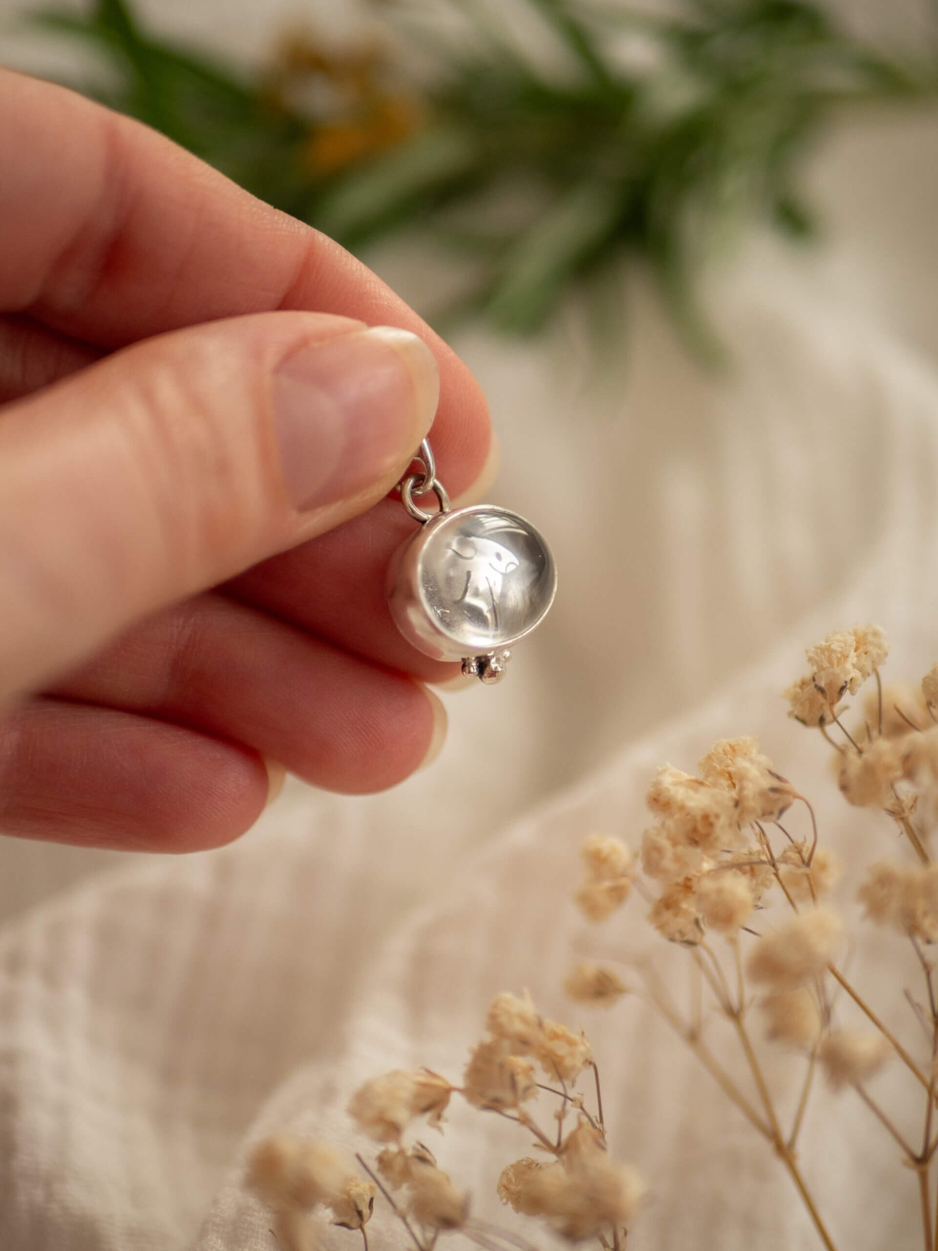 KRUPKOWSKA.COM Kryształowa ćma <strong>wisiorek</strong> 10 Kryształowa ćma - srebrny wisiorek z kryształem górskim