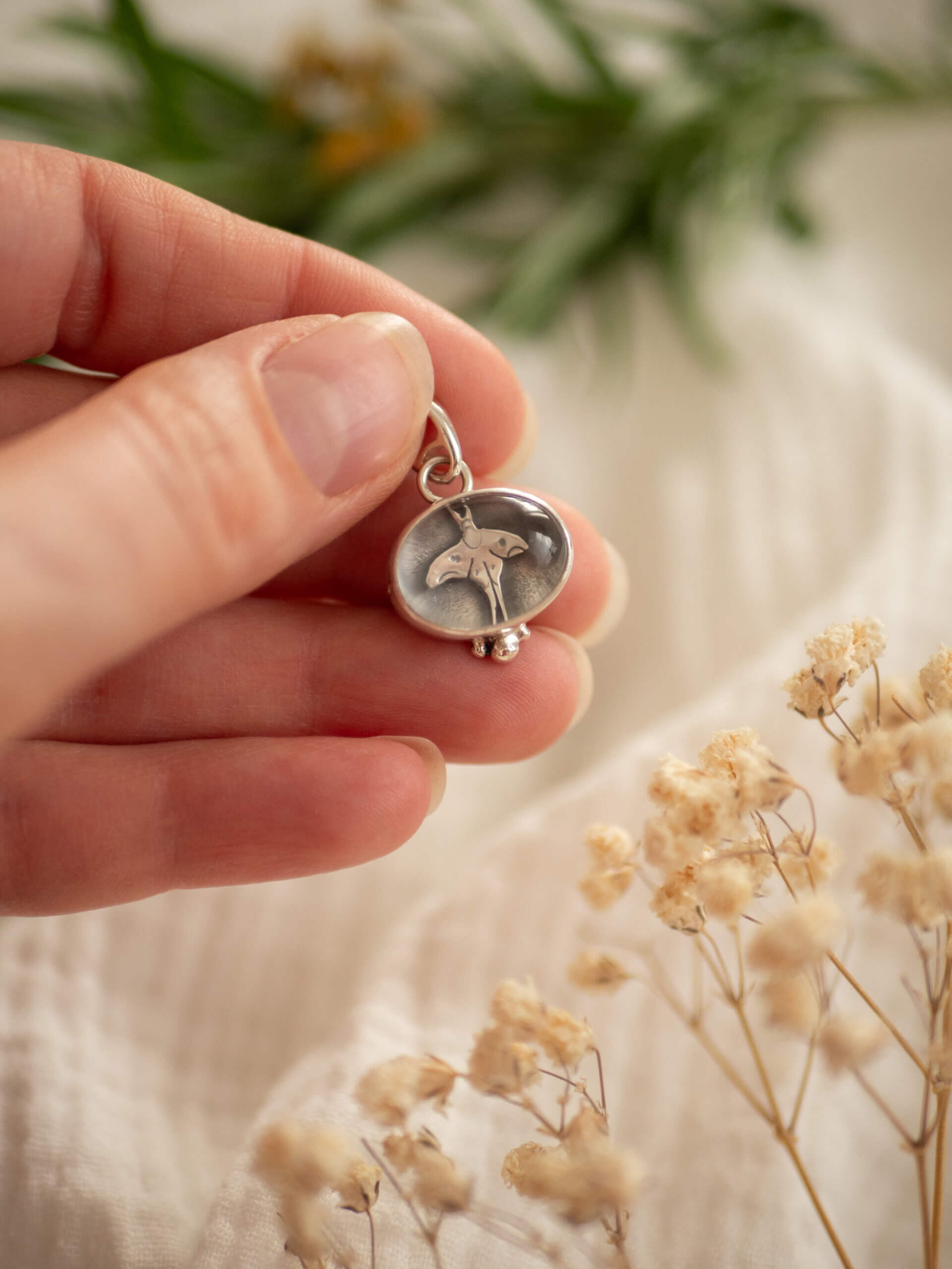 KRUPKOWSKA.COM Kryształowa ćma <strong>wisiorek</strong> 8 Kryształowa ćma - srebrny wisiorek z kryształem górskim