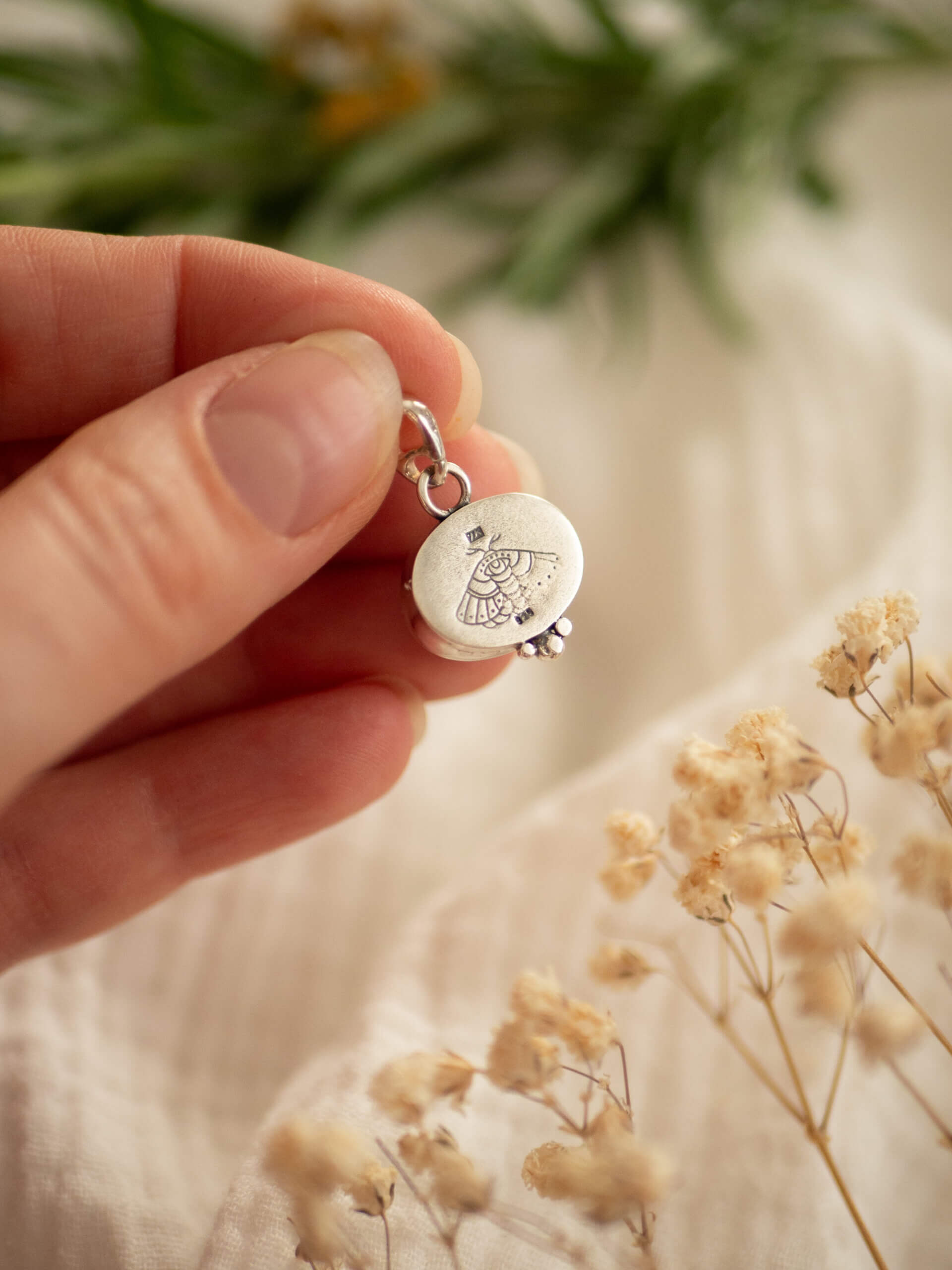 KRUPKOWSKA.COM Kryształowa ćma <strong>wisiorek</strong> 11 Kryształowa ćma - srebrny wisiorek z kryształem górskim