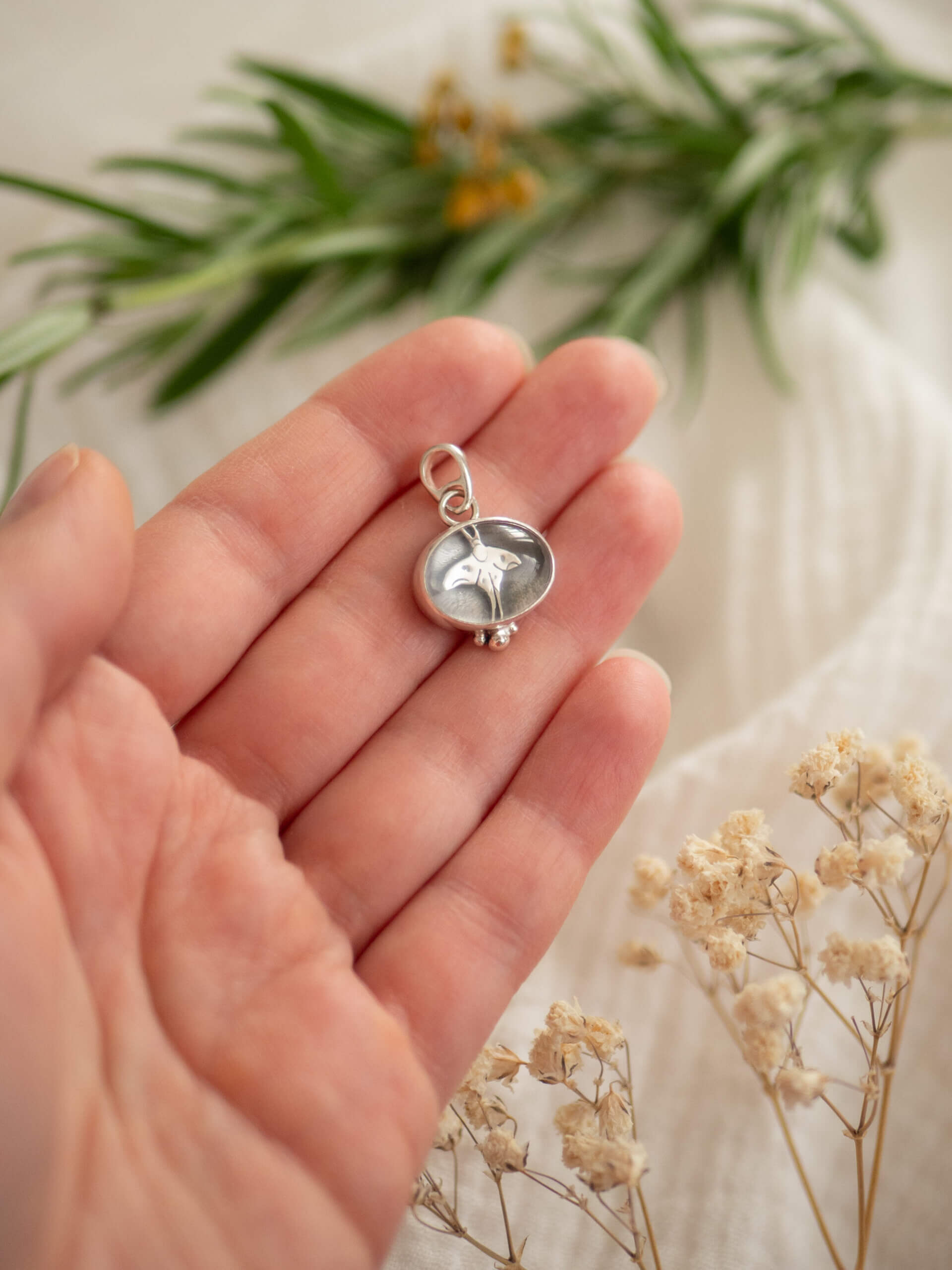 KRUPKOWSKA.COM Kryształowa ćma <strong>wisiorek</strong> 12 Kryształowa ćma - srebrny wisiorek z kryształem górskim