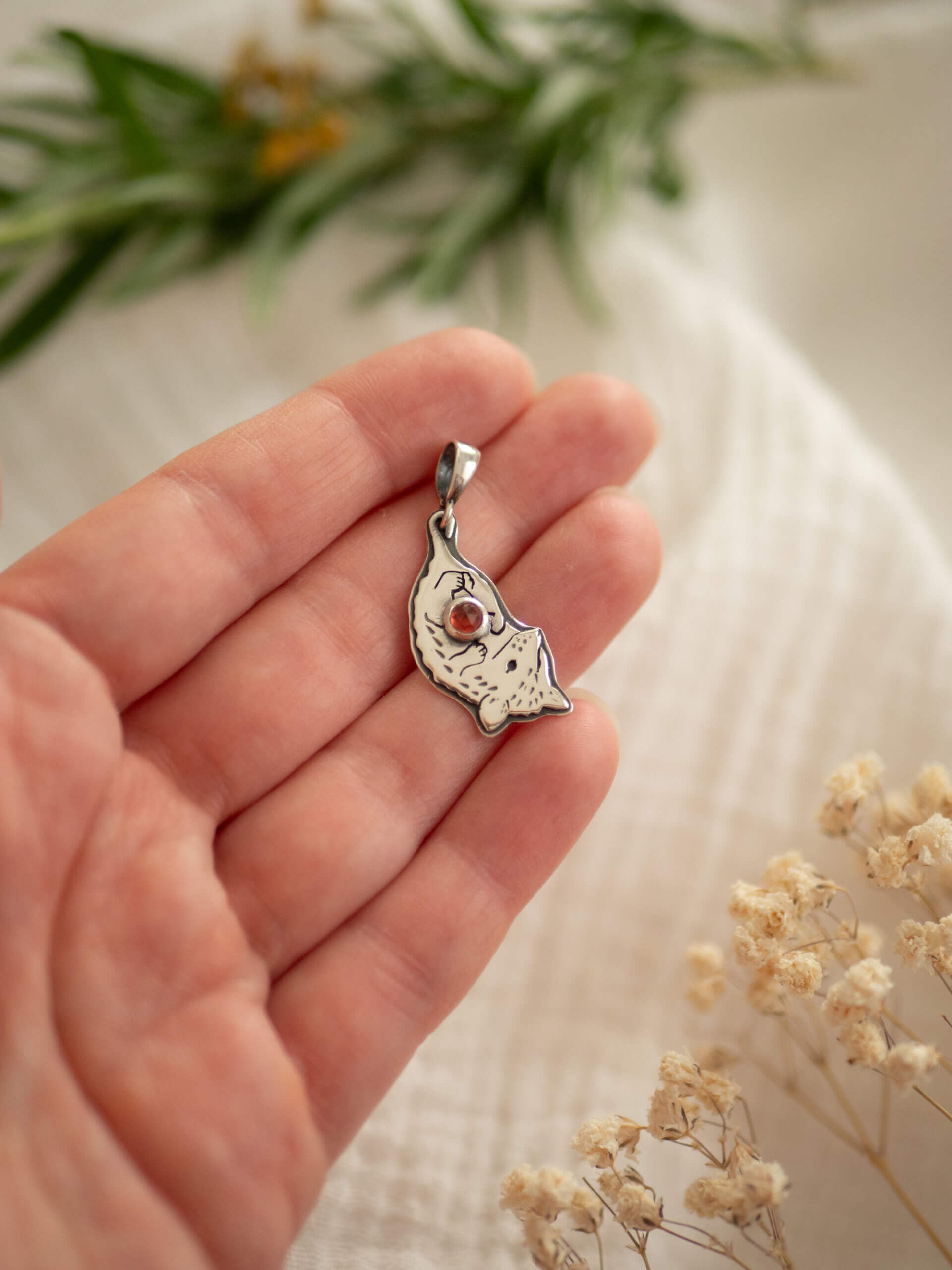 KRUPKOWSKA.COM Opos <strong>wisiorek</strong> 6 Opos - oryginalny wisiorek ze srebra z oposem i granatem