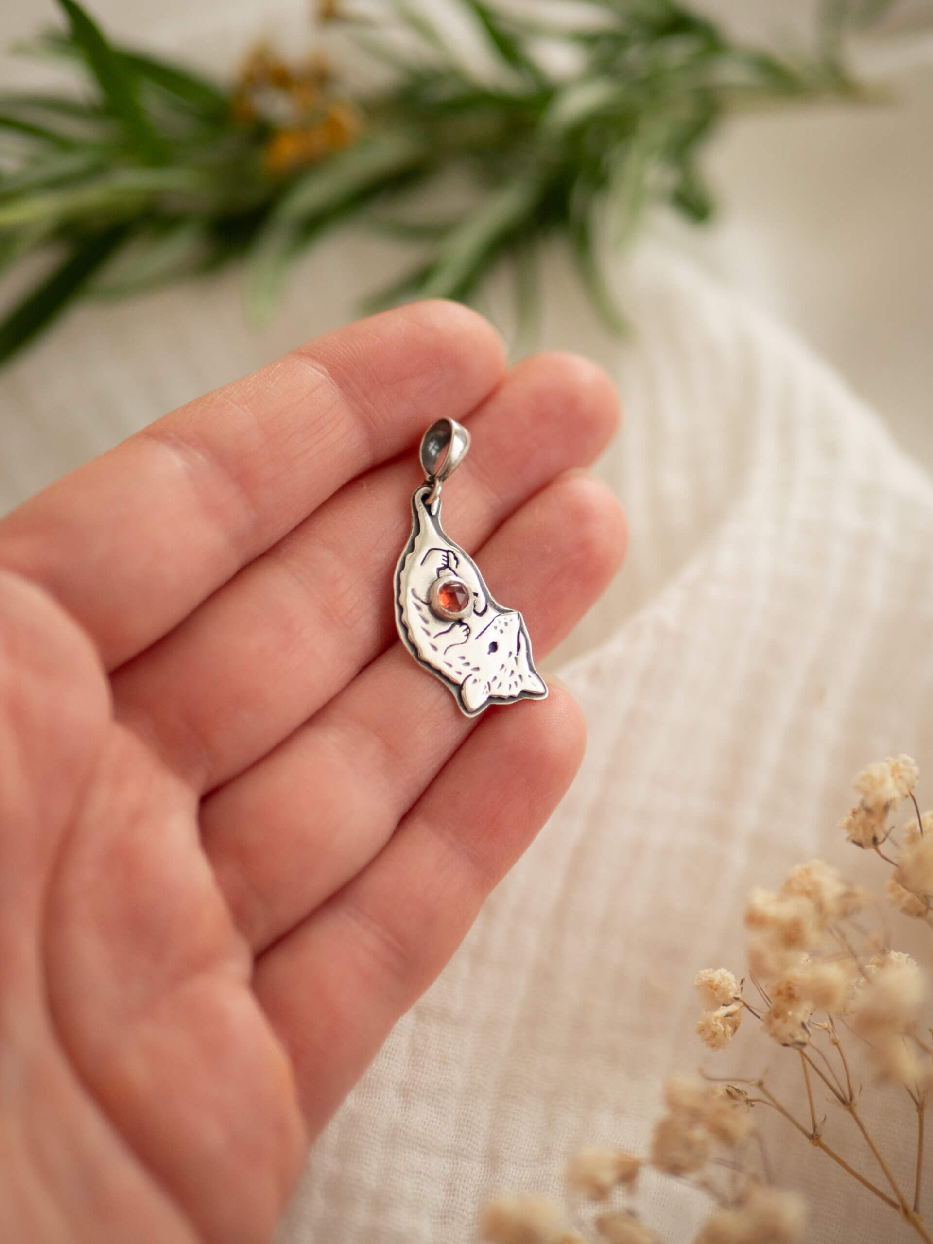 KRUPKOWSKA.COM Opos <strong>wisiorek</strong> 5 Opos - oryginalny wisiorek ze srebra z oposem i granatem