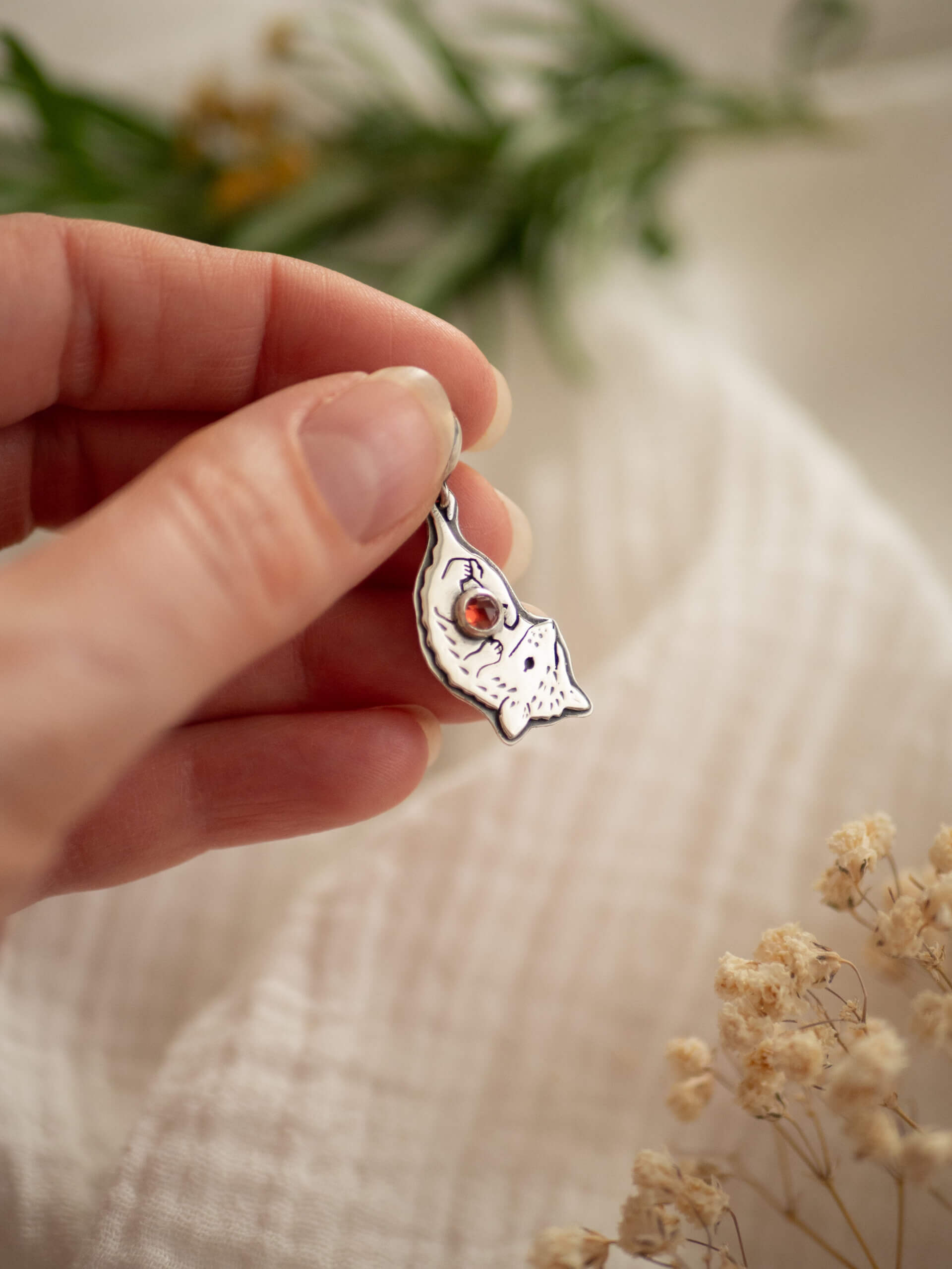 KRUPKOWSKA.COM Opos <strong>wisiorek</strong> 7 Opos - oryginalny wisiorek ze srebra z oposem i granatem