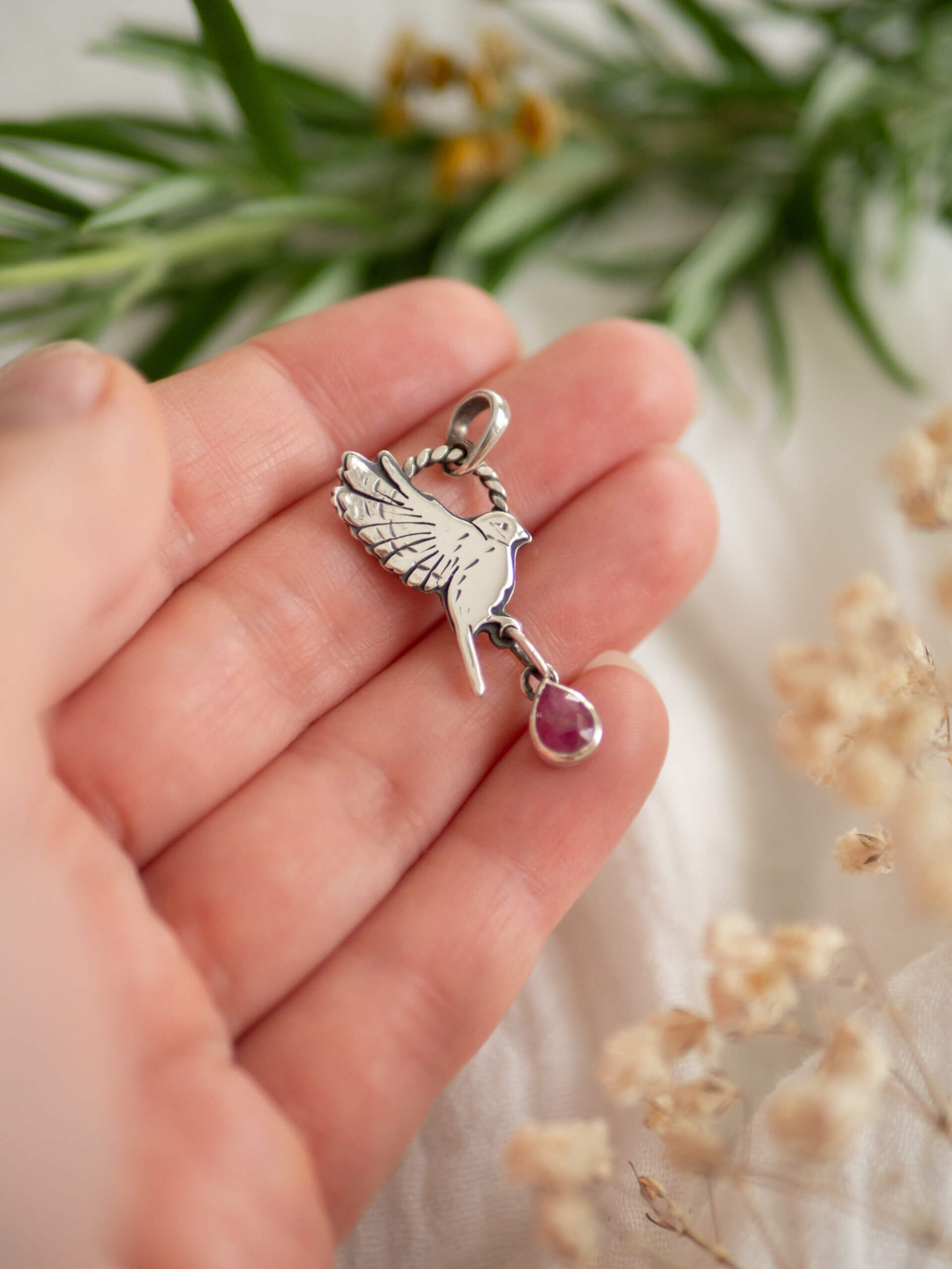 KRUPKOWSKA.COM Sikorka z rubinem <strong>wisiorek</strong> 5 Sikorka z rubinem - delikatny wisiorek ze srebra z różowym kamieniem