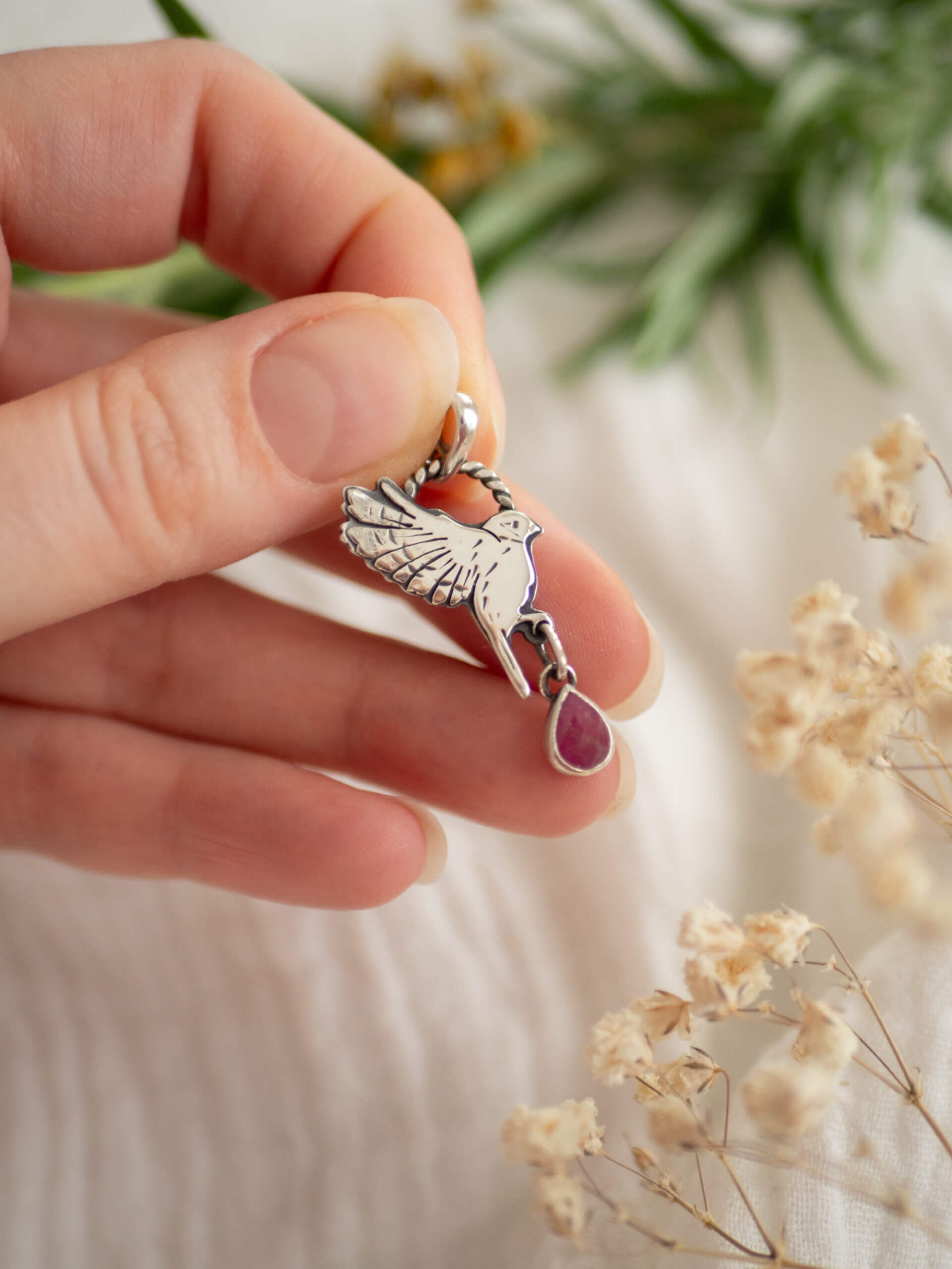 KRUPKOWSKA.COM Sikorka z rubinem <strong>wisiorek</strong> 7 Sikorka z rubinem - delikatny wisiorek ze srebra z różowym kamieniem