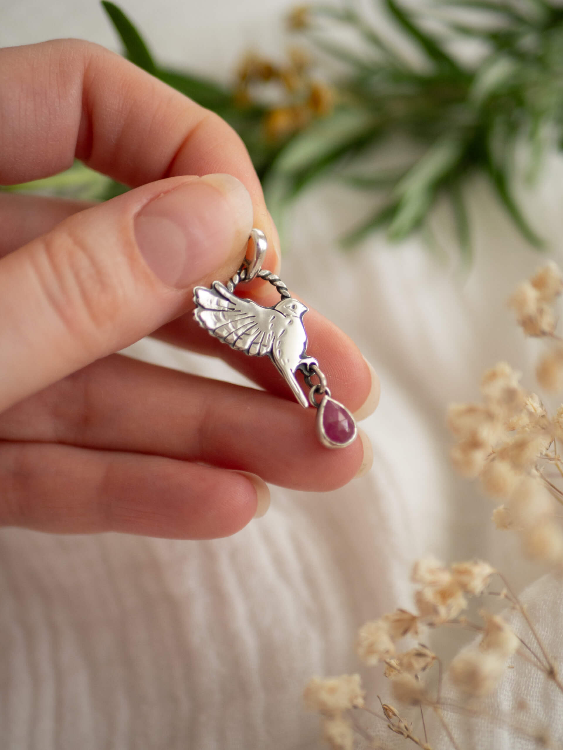 KRUPKOWSKA.COM Sikorka z rubinem <strong>wisiorek</strong> 6 Sikorka z rubinem - delikatny wisiorek ze srebra z różowym kamieniem